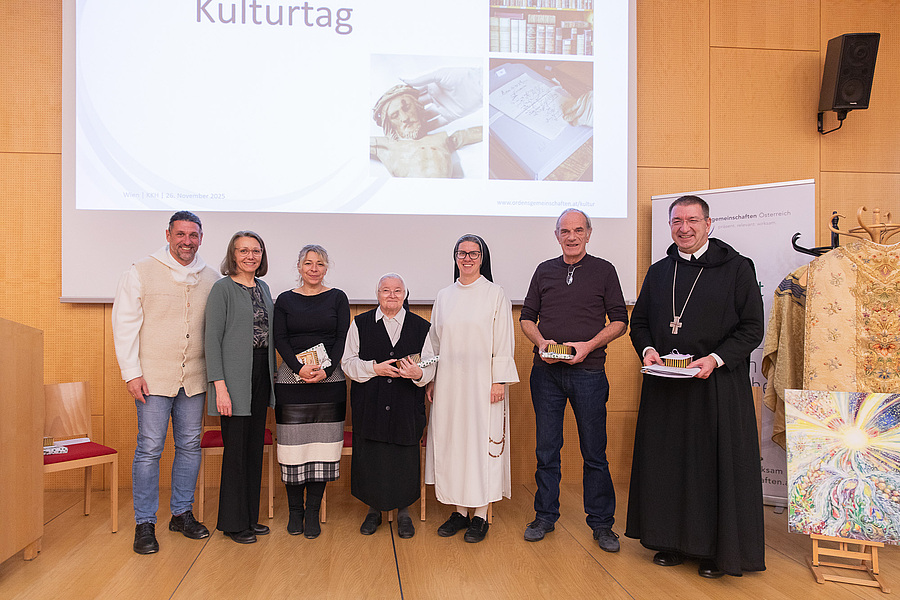 Referent:innen und Organisator:innen des Kulturtages (v.l.): Br. Thomas Hessler, Karin Mayer, Martina Lehner, Sr. Judith Lehner, Sr. Franziska Madl, Michael van Ooyen und Erzabt em. Korbinian Birnbacher.